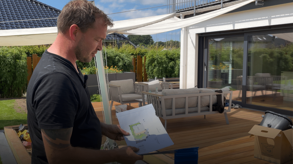 Berater prüft einen Bewässerungsplan auf einer Terrasse