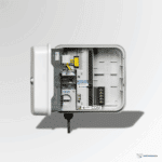 Innenansicht des Bewässerungsbox SmartController 4 mit sichtbarer Verkabelung, Zonenmodulen und COM-Anschluss – detaillierte Ansicht der Steuereinheit für professionelle Hunter Gartenbewässerungsanlagen und Beregnungssysteme