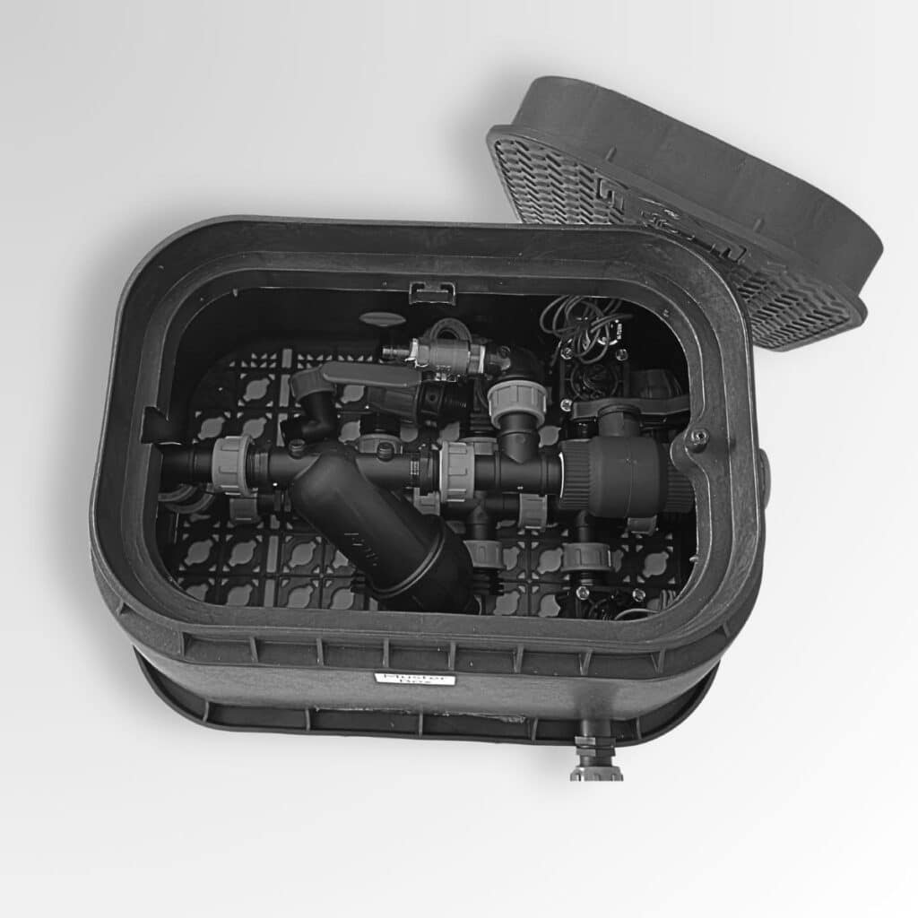 Bewässerungsbox Ventilkasten geöffnet mit Verteiler und Ventilen – professionelle Gartenbewässerung Planung und Stückliste