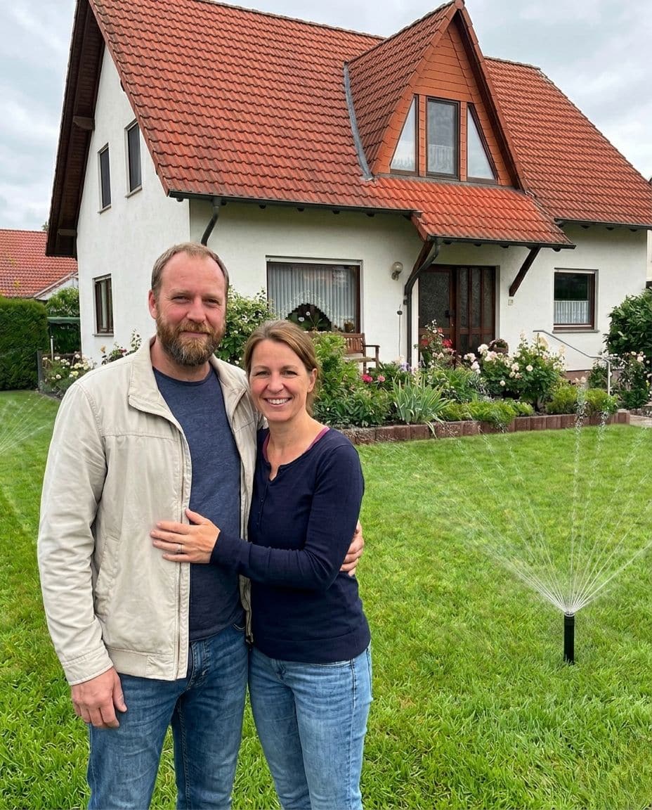 Familie Brandt aus Hannover mit grünem Rasen