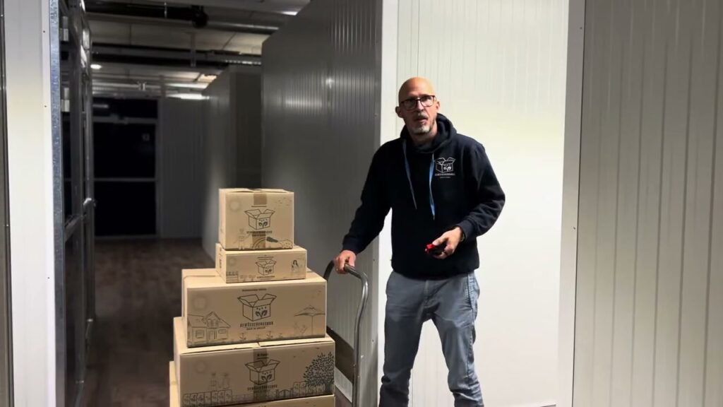 Lagergang mit gestapelten Bewässerungsbox-Kartons
